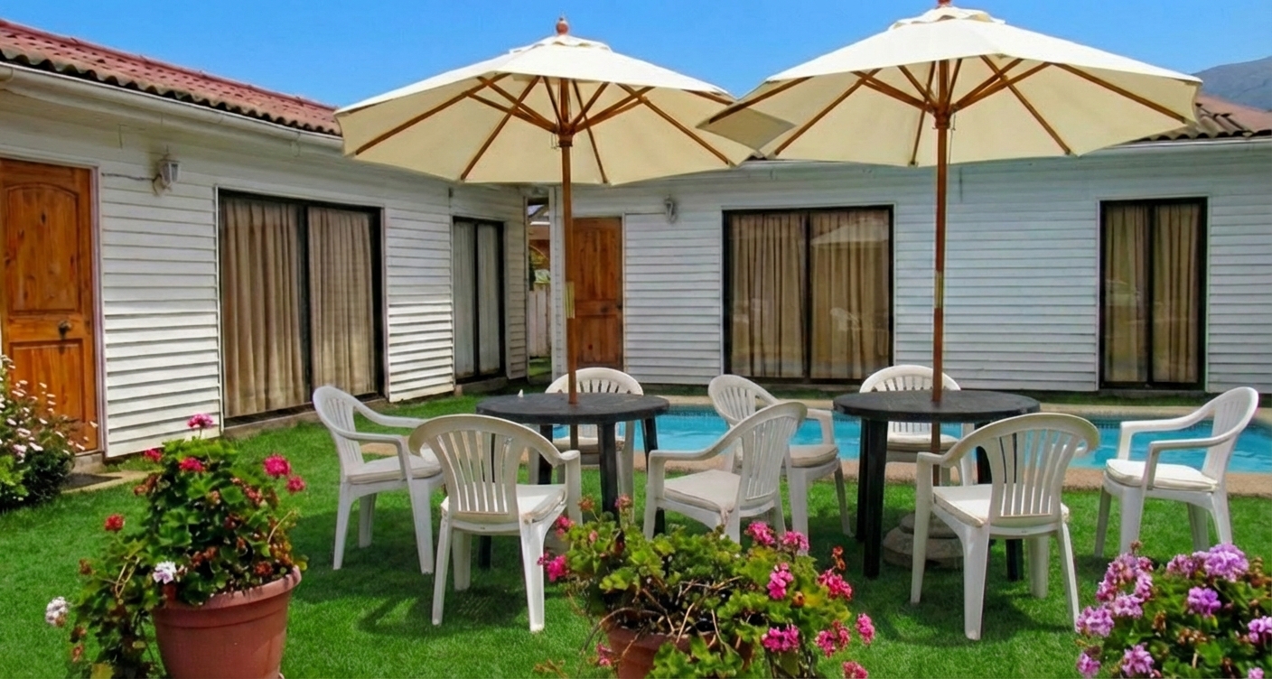 Área común con piscina y comedor